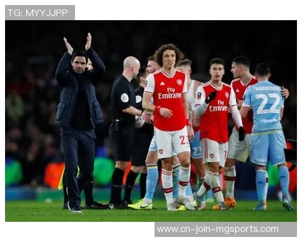 日本球员持“日本最终兵”相片合影，英超球队致歉